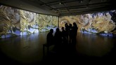 Berbeda dengan pameran di museum lain, pengunjung tak harus berjingkat-jingkat atau berbisik-bisik jika mengunjungi Van Gogh Alive Exhibition. (REUTERS/Alkis Konstantinidis)