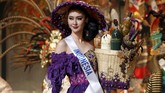 Puteri Indonesia Lingkungan 2017 itu sebelumnya sempat membawa kostum nasional 'Mbok Jamu' rancangan Annisa Banyuwangi dalam sesi penilaian final. Busana ini menjadi satu dari tiga sesi penilaian yang ditampilkan, selain bikini dan gaun malam. (REUTERS/Toru Hanai)