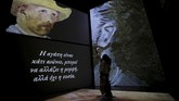 Pameran karya Van Gogh yang sudah keliling beberapa negara, termasuk Singapura di Asia Tenggara ini justru ingin merangsang seluruh indera pengunjung. (REUTERS/Alkis Konstantinidis)