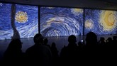 Salah satu karya terkenal Van Gogh, Starry Night pun dipajang di sana. Karya itu dibuat sangat besar sehingga pengunjung bisa merasa seperti jatuh dalam langit berbintang. (REUTERS/Alkis Konstantinidis)
