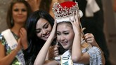 Tangis haru Kevin menetes saat dipasangi mahkota oleh Miss International 2016, Kylie Verzosa. (REUTERS/Toru Hanai)