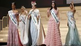 Kevin Lilliana sebagai Miss International 2017 bersama pemenang lainnya, 1st runner-up Chanelle Wilhelmina Maria (Curacao), 3rd runner-up Amber Dew (Australia), 2nd runner-up Diana Macarena Croce Garcia (Venezuela) dan 4th runner-up Natsuki Tsutsui (Jepang). (REUTERS/Toru Hanai)