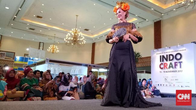Parade Etnik dengan Model Paruh Baya di Indocraft 2017