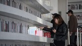 Namun gambar desain aula yang cantik hanyalah sebagian dari perpustakaan tersebut. Sebagian besar koleksi masih tersimpan di lemari perpustakaan pada umumnya di ruangan lain. (AFP PHOTO / FRED DUFOUR)