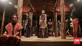 FOTO: Warna-warni Tenun Sumba di Peragaan Biyan