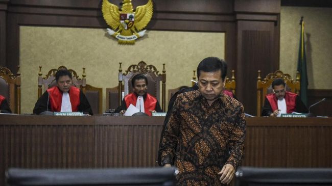 Muka Sendu Setnov Saat Tiba di Pengadilan Tipikor