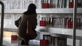 Namun pengunjung berpikiran lain dengan menganggap desain perpustakaan ini adalah bagian dari proyek mercusuar China. Proyek itu merupakan propaganda dari Partai Komunis China selaku penguasa. (AFP PHOTO / FRED DUFOUR)
