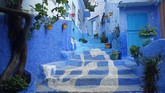 Kota Chefchaouen—atau yang biasa disebut Chaouen, memang konsisten dengan usaha penghijauannya. Petugas keamanan sampai diminta naik sepeda listrik demi mengurangi polusi udara.