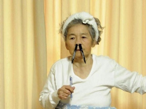 Kocaknya Gaya Foto Nenek 90 Tahun yang Dijuluki Ratu Selfie Kocaknya Gaya Foto Nenek 90 Tahun yang Dijuluki Ratu Selfie