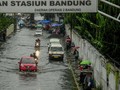 Hujan Deras Guyur Bandung, Jalur ke Ciwidey Tertimbun Longsor