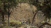 Benteng ini dibangun dari utara ke selatan dengan panjang 584 meter dan memiliki bagian terlebar sebesar 110 meter serta tinggi antara 10 hingga 20 meter. (REUTERS/Guadalupe Pardo)