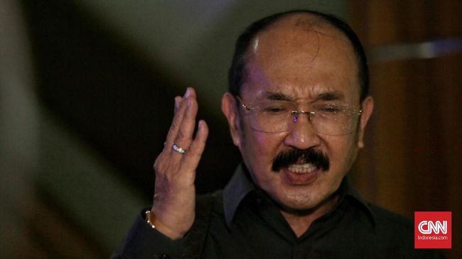 Fredrich Berang, Tunjukkan Jari ke Jaksa KPK di Depan Hakim