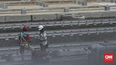 Pembangunan depo mass rapid transit (MRT) di Lebak Bulus sudah setengah menuju penyelesaian. (CNN Indonesia/ Hesti Rika)