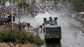 Kelompok pemerhati hak asasi manusia melaporkan, setidaknya 66 orang tewas dalam kerusuhan akibat dua pemilu ini. Kericuhan ini tak ayal membuat perekonomian Kenya terpuruk. (Reuters/Thomas Mukoya)