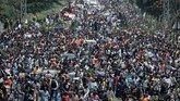 Massa akhirnya tiba di lapangan utama Nairobi, di mana Odinga diperkirakan bakal menyampaikan pidatonya di hadapan para pendukungnya. (AFP Photo/Yasuyoshi Chiba)