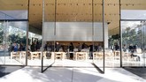 Selain area untuk menjajal produk, pengunjung juga bisa melihat pemandangan dari kafe yang dikelilingi pohon zaitun di lantai dua. (AFP PHOTO / Amy Osborne)