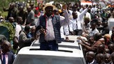 Kericuhan itu bermula ketika para pendukung menjemput Odinga dari bandara dan bergerak mengantarnya ke pusat Nairobi, Jumat (17/11). (Reuters/Baz Ratner)