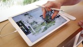 Teknologi AR memungkinkan pengunjung merasakan pengalaman menjelajah seluruh bagian 'Kampus Antariksa' Apple yang didesain layaknya pesawat penjelajah luar angkasa. (REUTERS/Elijah Nouvelage)