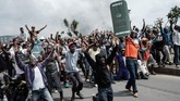 Pemilu ulang itu sendiri dilakukan karena Mahkamah Agung Kenya menemukan sejumlah kejanggalan dalam pemungutan suara pada Agustus yang juga dimenangkan oleh Kenyatta. (AFP Photo/Yasuyoshi Chiba)
