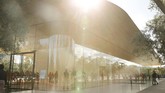 Apple akhirnya meresmikan visitor center di salah satu banguna yang terletak di Apple Park di Cupertino, California, Amerika Serikat. (REUTERS/Elijah Nouvelage)