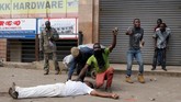 Setidaknya lima orang tewas ketika kepolisian mencoba membubarkan massa pendukung tokoh oposisi Raila Odinga yang pulang dari Amerika Serikat pasca-ketegangan akibat pemilihan umum di Kenya. (Reuters/Thomas Mukoya)