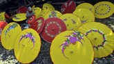 Payung Geulis memiliki berbagai ukuran dari 20 hingga 60 centimeter dan kini dikenal sering digunakan sebagai pelengkap penampilan artis tradisional maupun sebagai unsur desain dalam dan luar ruang. (ANTARA FOTO/Adeng Bustomi)