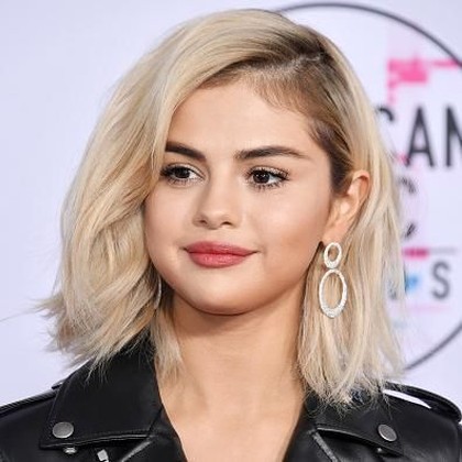 Selena Gomez Tampil Edgy dengan Dress Kulit dan Rambut 