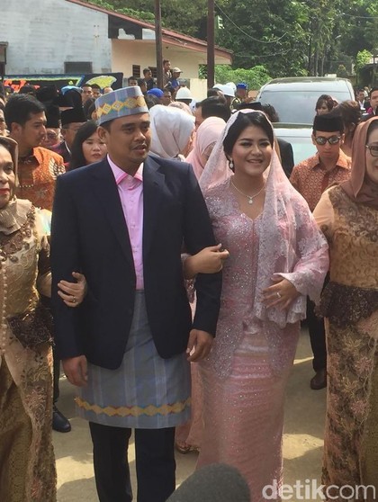 Pesona Kahiyang Ayu Berkebaya Pink di Upacara Adat Pemberian Marga Pesona Kahiyang Ayu Berkebaya Pink di Upacara Adat Pemberian Marga