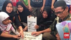 Laila Sari Dimakamkan Satu Lahad dengan Suami