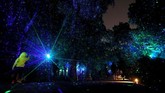 Pemandangan di ‘Pesona Hutan Cahaya’ sangat bagai di dunia dongeng, karena instalasi lampu yang dipajang dibuat bisa berganti warna.