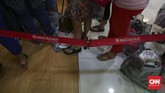 Antrean pengunjung di kasir juga cukup panjang. Sejak gerai Matahari Taman Anggrek dikabarkan akan ditutup, masyarakat justru semakin banyak berdatangan dan membeli pakaian. (CNN Indonesia/Hesti Rika)