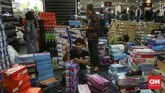 Diskon tersebut memang tidak sebesar saat Matahari menggelar cuci gudang di Pasaraya Blok M dan Manggarai dengan diskon hingga 75 persen. (CNN Indonesia/Hesti Rika)