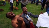 Rakyat Zimbabwe bersuka ria di jalanan Ibu Kota Harare pasca pengunduran diri Presiden Robert Mugabe, Selasa (21/11) (AFP PHOTO/ZINYANGE AUNTONY)