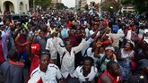 Rakyat Zimbabwe bersuka ria memenuhi jalanan Ibu Kota Harare merayakan pengunduran diri Presiden Robert Mugabe, Selasa (21/11). / AFP PHOTO / Tony KARUMBA