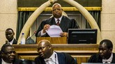 Ketua Parlemen Zimbabwe Jacob Mudenda memimpin sidang parlemen di Harare dengan agenda mosi pemakzulan Presiden Robert Mugabe, Selasa (21/11). (AFP PHOTO/Jekesai NJIKIZANA)