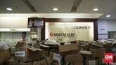Tumpukan kardus berisi barang-barang yang hendak dipindahkan ke outlet lain terlihat memadati gerai. (CNN Indonesia/Hesti Rika)