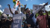 Rakyat Zimbabwe berkumpul di Alun-alun Persatuan, seberang Gedung Parlemen, di Ibu Kota Harare meneriakkan pengunduran diri Presiden Robert Mugabe, Selasa (22/11) (AFP PHOTO/ MUJAHID SAFODIEN