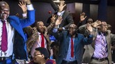 Anggota Parlemen Zimbabwe bersorak gembira setelah Presiden Robert Mugabe mengumumkan pengunduran dirinya, Senin (21/11). (AFP PHOTO/Jekesai NJIKIZANA)
