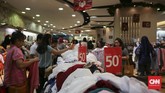Cuci gudang pun di gelar dengan menawarkan diskon hingga 50 persen. (CNN Indonesia/Hesti Rika)