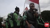 Para pengemudi ojek online juga meminta pemerintah tak mengesampingkan fakta bahwa popularitas ojek online juga disebabkan oleh kualitas angkutan umum yang masih minim. (CNN Indonesia/Andry Novelino)