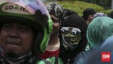 Peserta unjuk rasa datang dari arah Bundaran Patung Kuda, bergerak dan singgah sesaat di depan Kementerian Perhubungan. Massa lalu melanjutkan perjalanan dengan berjalan kaki hingga depan Istana Merdeka. (CNN Indonesia/Andry Novelino)