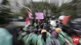 Mereka berpendapat bila ada regulasi yang mengatur operasional ojek online, kerugian-kerugian yang mereka alami sekarang tak akan terjadi. (CNN Indonesia/Andry Novelino)
