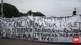 Berbeda dari unjuk rasa sebelumnya, demonstrasi kali ini diikuti oleh pengemudi Gojek, Grab, dan Ube yang menyuarakan tuntutan yang sama. (CNN Indonesia/Andry Novelino)