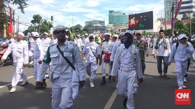 FPI Ancam Sweeping yang Paksa Muslim Pakai Atribut Natal