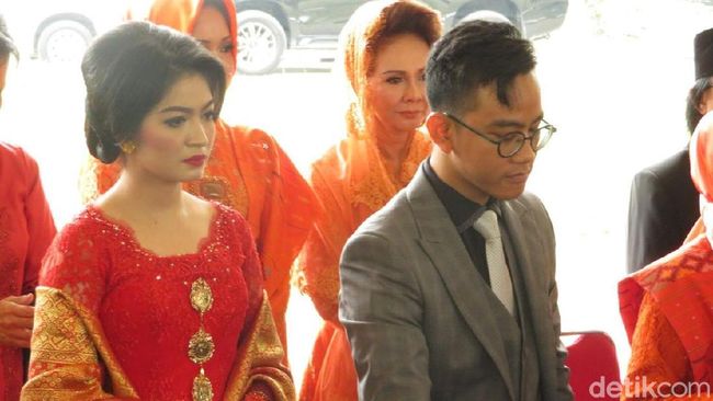gaya selvi menantu jokowi berkebaya merah dengan tas gaya selvi menantu jokowi berkebaya merah dengan tas