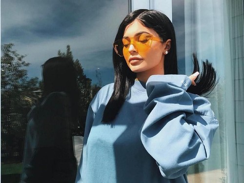 Heboh! Tersebar Foto Kylie Jenner Gendong Bayi Heboh! Tersebar Foto Kylie Jenner Gendong Bayi