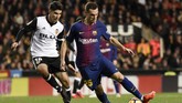 Gelandang Valencia Carlos Soler berebut bola dengan bek Barcelona Thomas Vermaelen. Bek asal Belgia itu kembali bermain setelah absen cukup lama karena cedera. (AFP PHOTO / JOSE JORDAN)