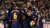 Hasil imbang di Stadion Mestalla membuat Barcelona tetap unggul empat poin atas Valencia. Barcelona berada di puncak La Liga dengan 35 poin. (AFP PHOTO / JOSE JORDAN)