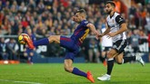 Barcelona kemudian menyamakan kedudukan pada menit ke-82 melalui tendangan Jordi Alba yang meneruskan umpan lambung Lionel Messi. (REUTERS/Heino Kalis)