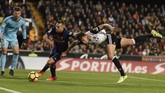 Bek Barcelona Jordi Alba (tengah) berebut bola dengan bek Valencia Gabriel Paulista dalam pertandingan La Liga di Stadion Mestalla, Minggu (26/11). (AFP PHOTO / JOSE JORDAN)